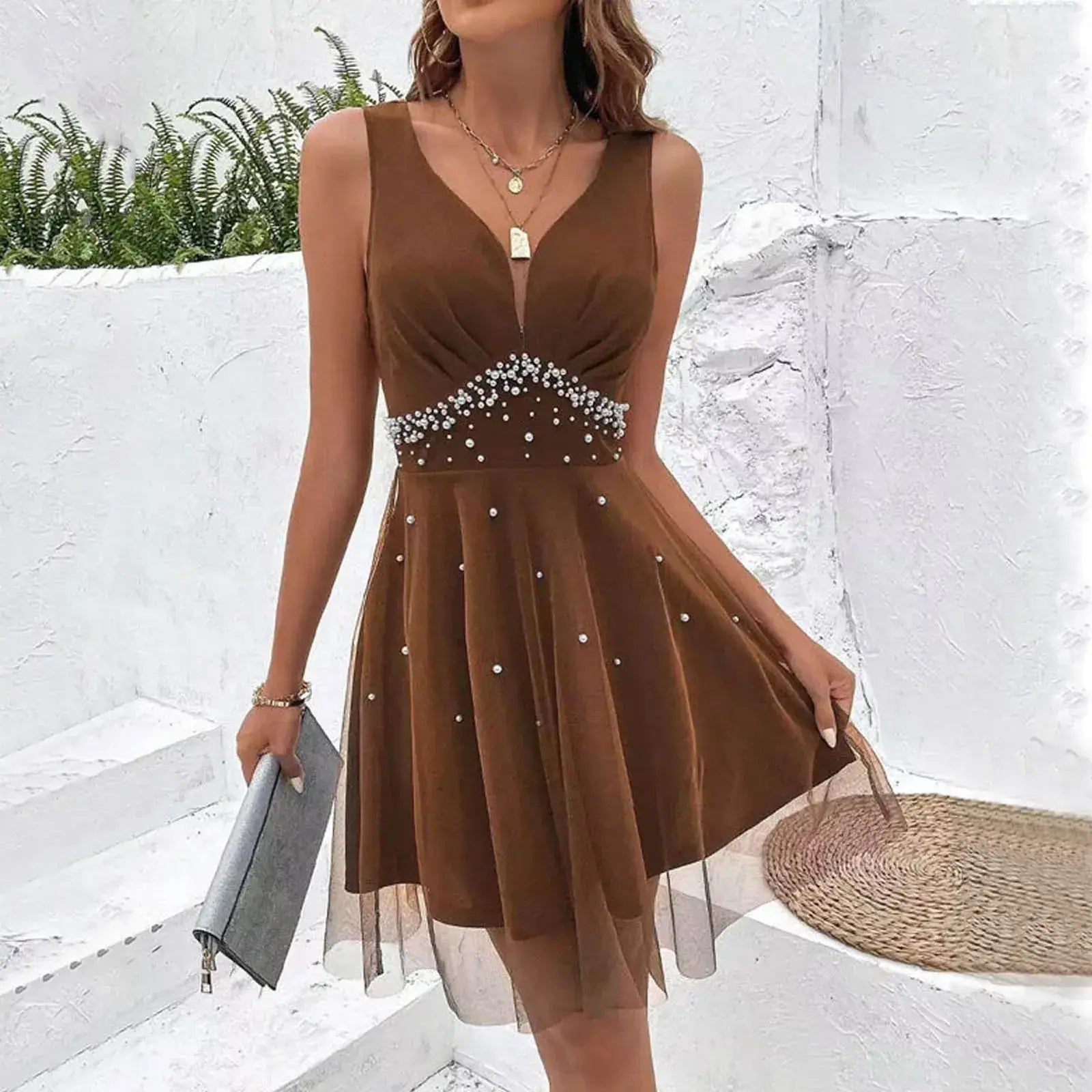 Vestido de Festa Curto Decote V Marrom, visto de frente com colar dourado e saia de tule com pérolas