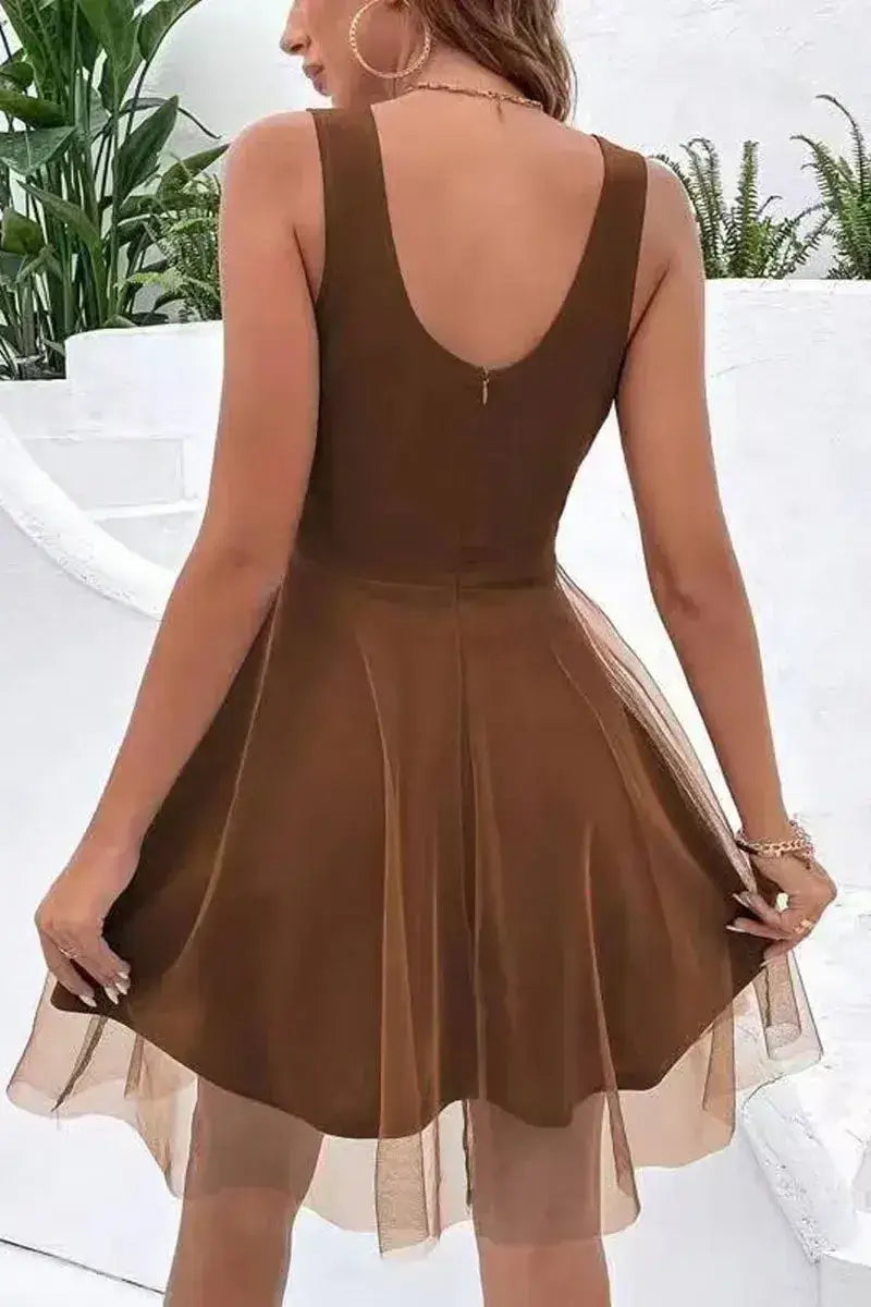 Vestido de Festa Curto Decote V Marrom, visto de costas com decote em U e barra de tule