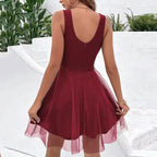 Vestido de Festa Curto Decote V Vinho, visto de costas mostrando o caimento da saia de tule