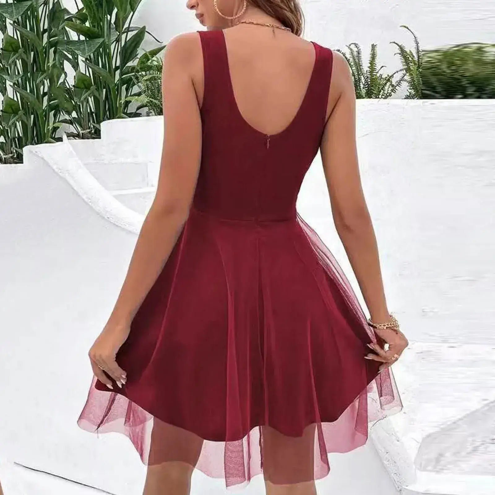 Vestido de Festa Curto Decote V Vinho, visto de costas mostrando o caimento da saia de tule