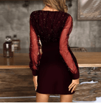 Vestido de Festa Curto Manga Longa Brilhoso Vinho, visto de costas mostrando o brilho das costas e o punho ajustado