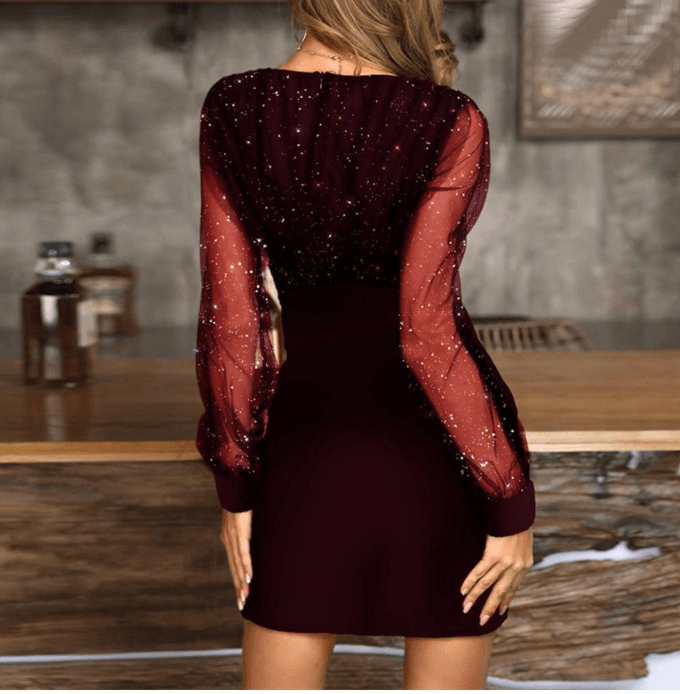 Vestido de Festa Curto Manga Longa Brilhoso Vinho, visto de costas mostrando o brilho das costas e o punho ajustado