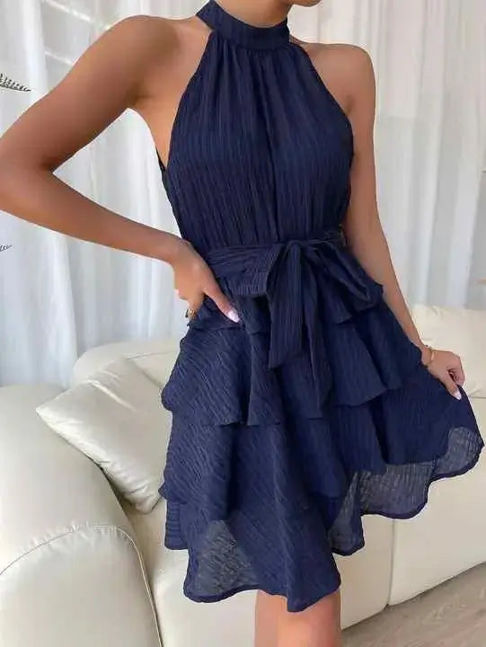 Vestido de Festa Curto Sem Manga Manuela Azul Marinho visto de frente, com gola halter, faixa na cintura e saia em camadas