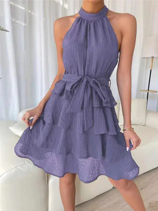 Vestido de Festa Curto Sem Manga Manuela Lilás visto de frente, com gola halter, faixa na cintura e saia em camadas