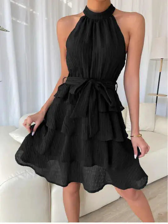 Vestido de Festa Curto Sem Manga Manuela Preto visto de frente, com gola halter, faixa na cintura e saia em camadas