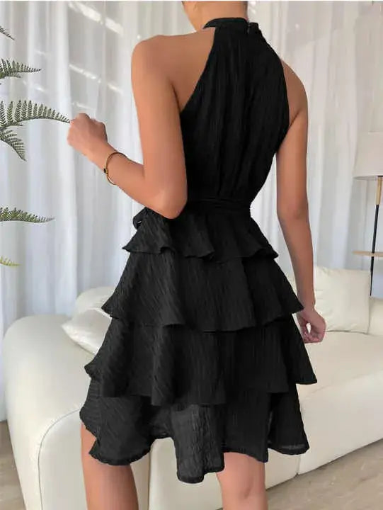 Vestido de Festa Curto Sem Manga Manuela Preto visto de costas, com as costas nuas e o laço da faixa