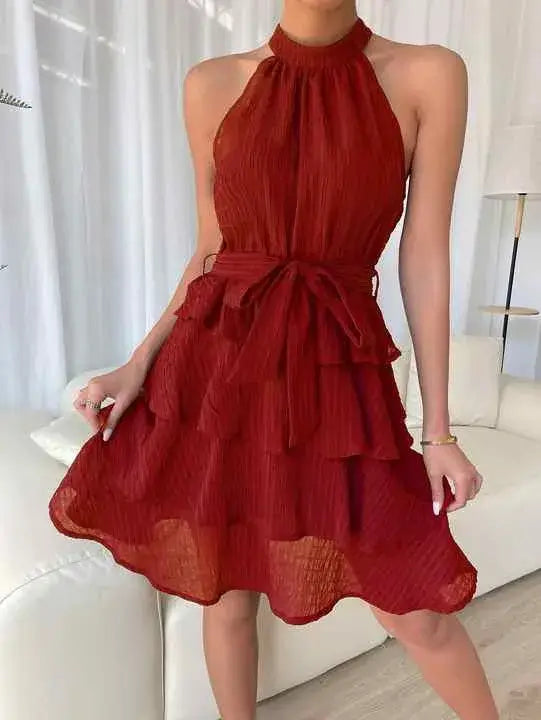 Vestido de Festa Curto Sem Manga Manuela Vermelho visto de frente, com gola halter, faixa na cintura e saia em camadas