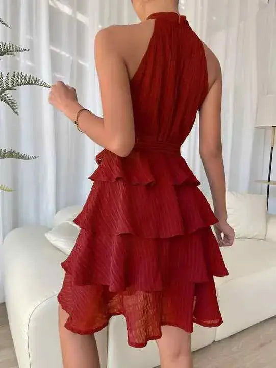 Vestido de Festa Curto Sem Manga Manuela Vermelho visto de costas, com as costas nuas e o laço da faixa