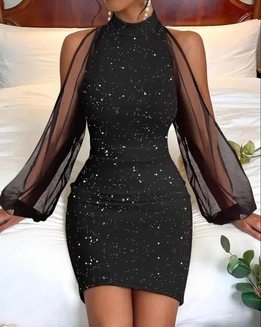 Vestido de Festa Curto de Renda Nicole Preto Brilhante em plano de meio corpo, destacando o ombro vazado e o brilho espalhado pelo corpo