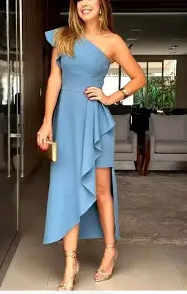 Vestido de Festa Longo Um Ombro Só Azul claro em corpo inteiro, com babado no ombro, drapeado lateral e barra assimétrica