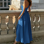 Vestido Longo Com Fenda Chiffon Lola azul visto de costas, mostrando o caimento rodado da saia