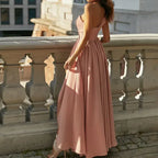 Vestido Longo Com Fenda Chiffon Lola rosa visto de costas, mostrando o caimento rodado da saia