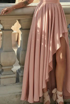Vestido Longo Com Fenda Chiffon Lola rosa em close da saia, destacando o babado e a fenda frontal