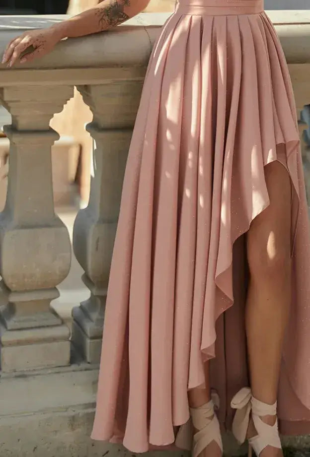 Vestido Longo Com Fenda Chiffon Lola rosa em close da saia, destacando o babado e a fenda frontal