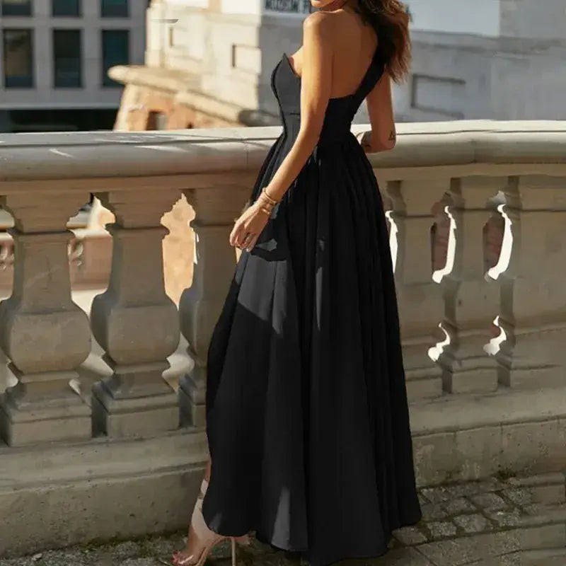 Vestido Longo Com Fenda Chiffon Lola preto visto de costas, mostrando o caimento rodado da saia