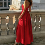Vestido Longo Com Fenda Chiffon Lola vermelho visto de costas, mostrando o caimento rodado da saia