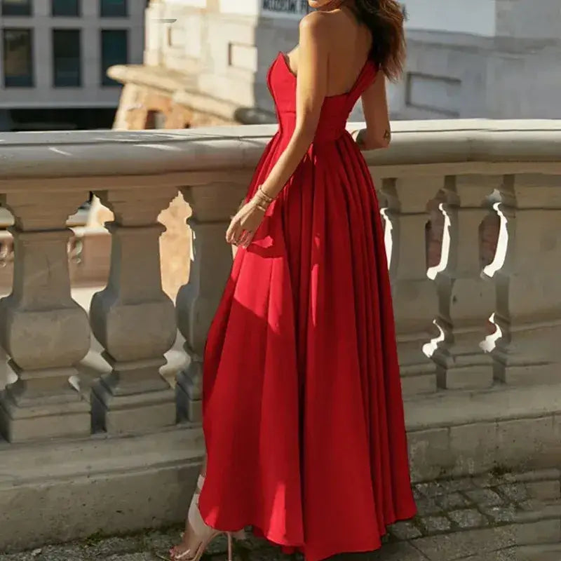 Vestido Longo Com Fenda Chiffon Lola vermelho visto de costas, mostrando o caimento rodado da saia
