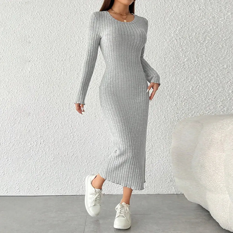 Vestido Longo de Malha Manga Longa cinza, visto de frente com caimento justo, canelado e tênis branco