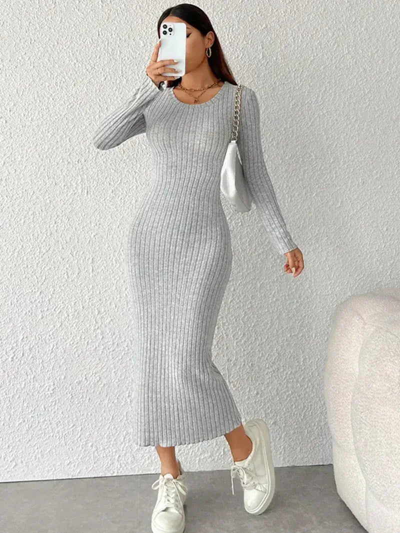 Vestido Longo de Malha Manga Longa cinza, em selfie de espelho com bolsa branca de alça fina