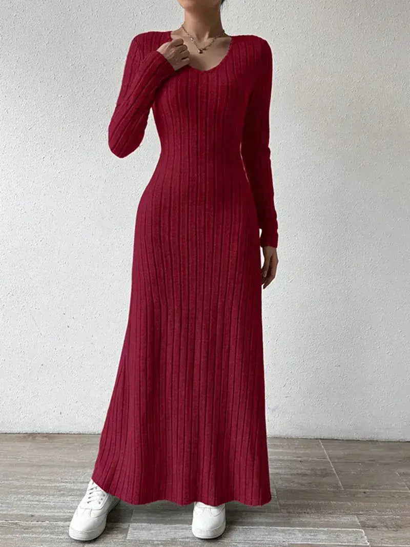 Vestido Longo de Malha Manga Longa na cor vinho, em plano frontal destacando o decote redondo e o canelado