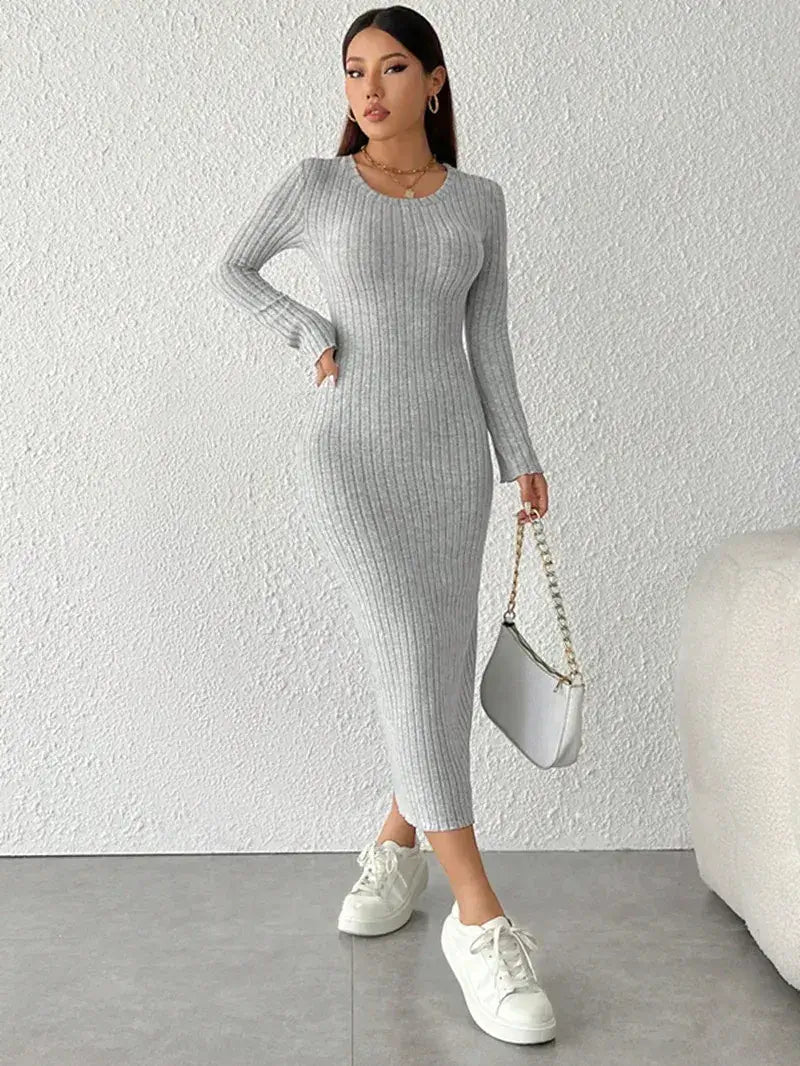 Vestido Longo de Malha Manga Longa cinza, de frente com bolsa branca de alça corrente e tênis branco