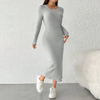 Vestido Longo de Malha Manga Longa Cinza visto de frente, com caimento longo e malha canelada