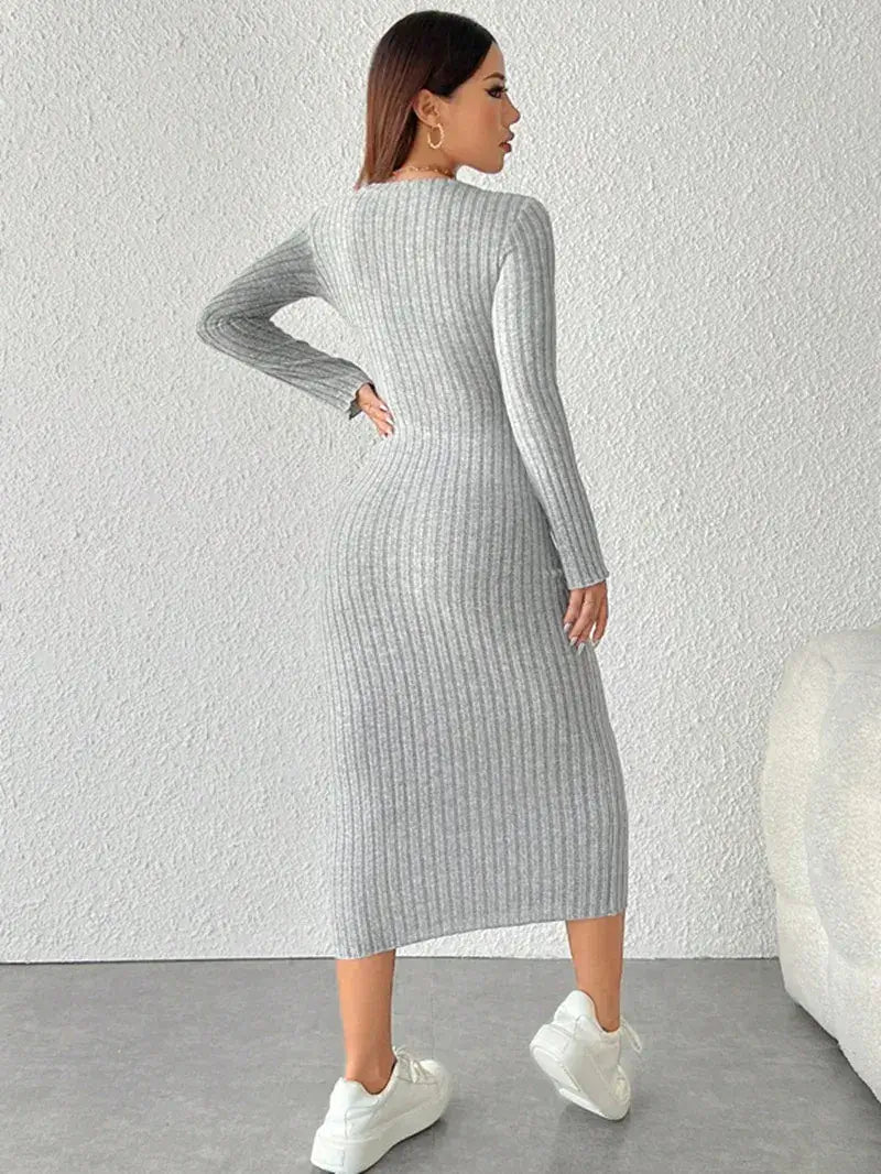 Vestido Longo de Malha Manga Longa Cinza visto de costas, mostrando o caimento reto até o tornozelo