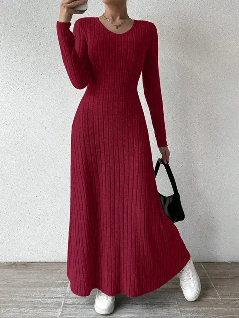 Vestido Longo de Malha Manga Longa Vermelho em selfie de espelho, mostrando o canelado e o caimento longo