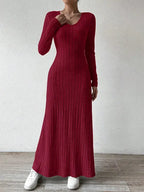 Vestido Longo de Malha Manga Longa Vermelho em plano frontal, com decote arredondado e manga longa