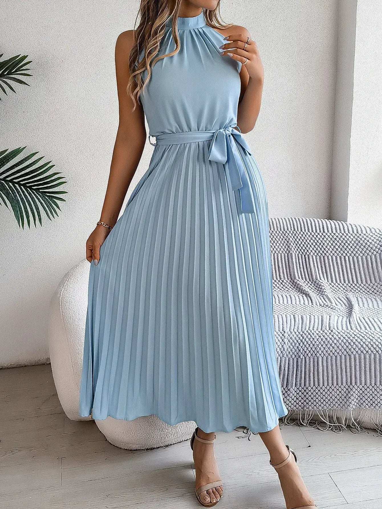 Vestido Longo Plissado Sem Mangas Anna Azul Serenity, visto de frente com gola halter e saia plissada