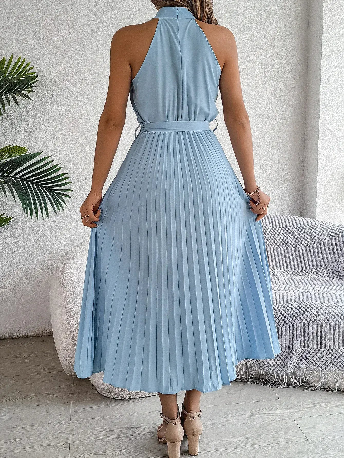 Vestido Longo Plissado Sem Mangas Anna Azul Serenity, visto de costas com as costas nuas