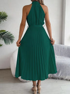 Vestido Longo Plissado Sem Mangas Anna Verde, visto de costas com gola halter e saia plissada
