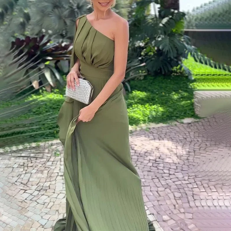 Vestido Longo Plissado Feminino Verde de Um Ombro Só em pose de perfil, com a manga solta caindo pelo braço
