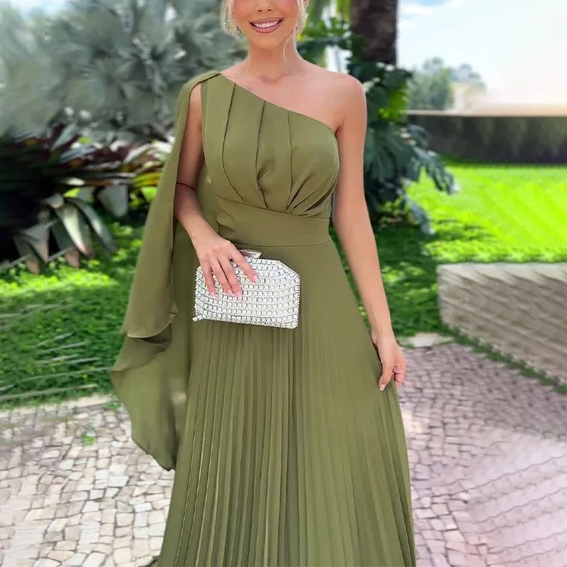 Vestido Longo Plissado Feminino Verde de Um Ombro Só de frente no jardim, destacando o drapeado do busto