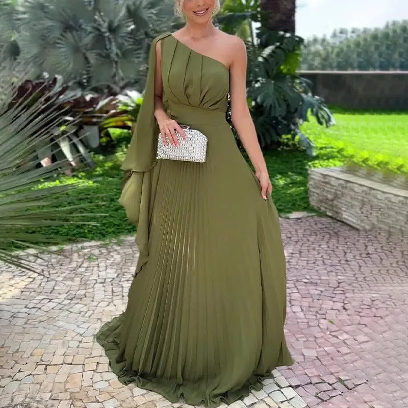 Vestido Longo Plissado Feminino Verde de Um Ombro Só em plano aberto, com a saia plissada em movimento