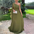 Vestido Longo Plissado Feminino Verde de Um Ombro Só em plano aberto, com a saia plissada em movimento