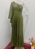 Vestido Longo Plissado Feminino Verde de Um Ombro Só em manequim, mostrando o corte do ombro e o plissado da saia
