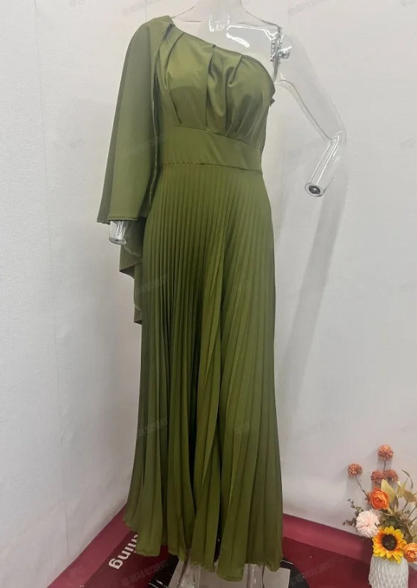 Vestido Longo Plissado Feminino Verde de Um Ombro Só em manequim, mostrando o corte do ombro e o plissado da saia