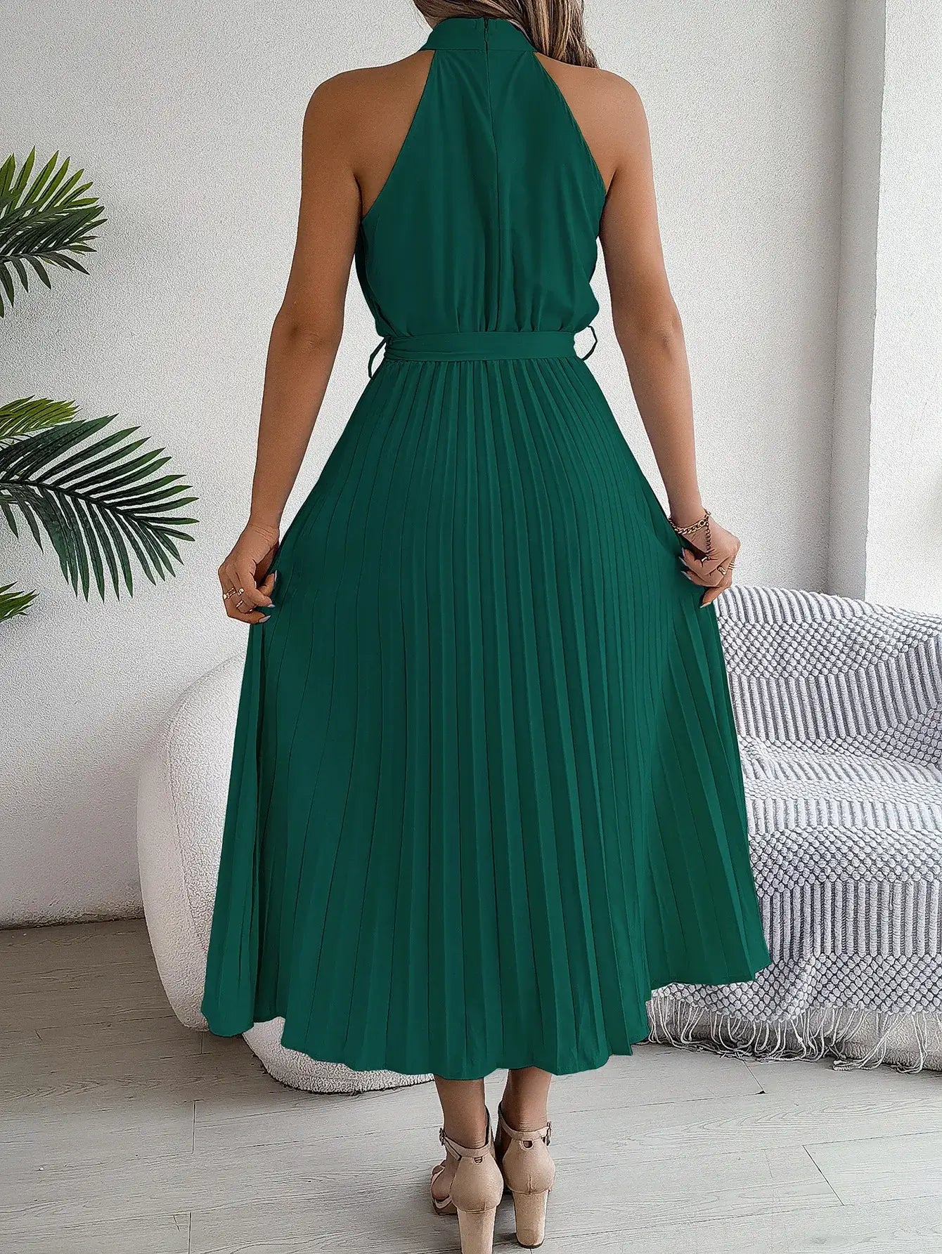 Vestido Longo Plissado Sem Mangas Anna verde, visto de costas com gola halter e saia plissada