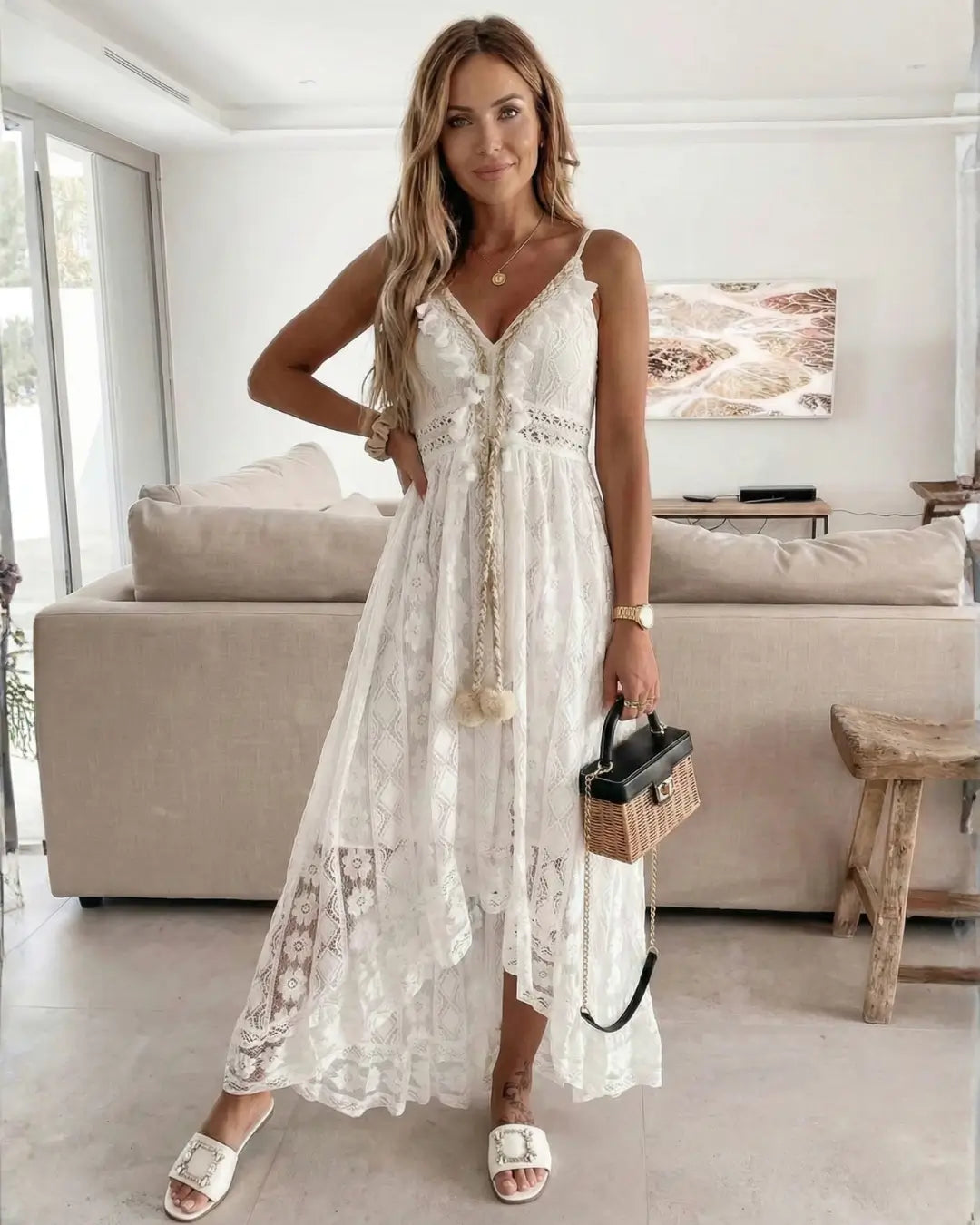 Vestido Feminino Longo de Renda Off White Estilo Boho Chic em plano frontal, com bolsa de palha e colares sobrepostos