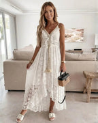 Vestido Feminino Longo de Renda Off White Estilo Boho Chic de frente em ambiente de sala, com a renda transparente em destaque