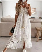 Vestido Feminino Longo de Renda Off White Estilo Boho Chic em plano aproximado, destacando o tassel e o desenho da renda