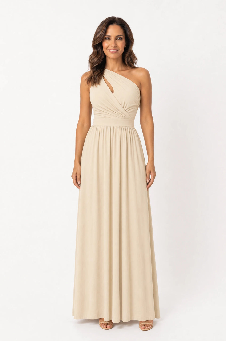 Vestido Longo Um Ombro Só Com Fenda Bege - modelo de corpo inteiro de frente