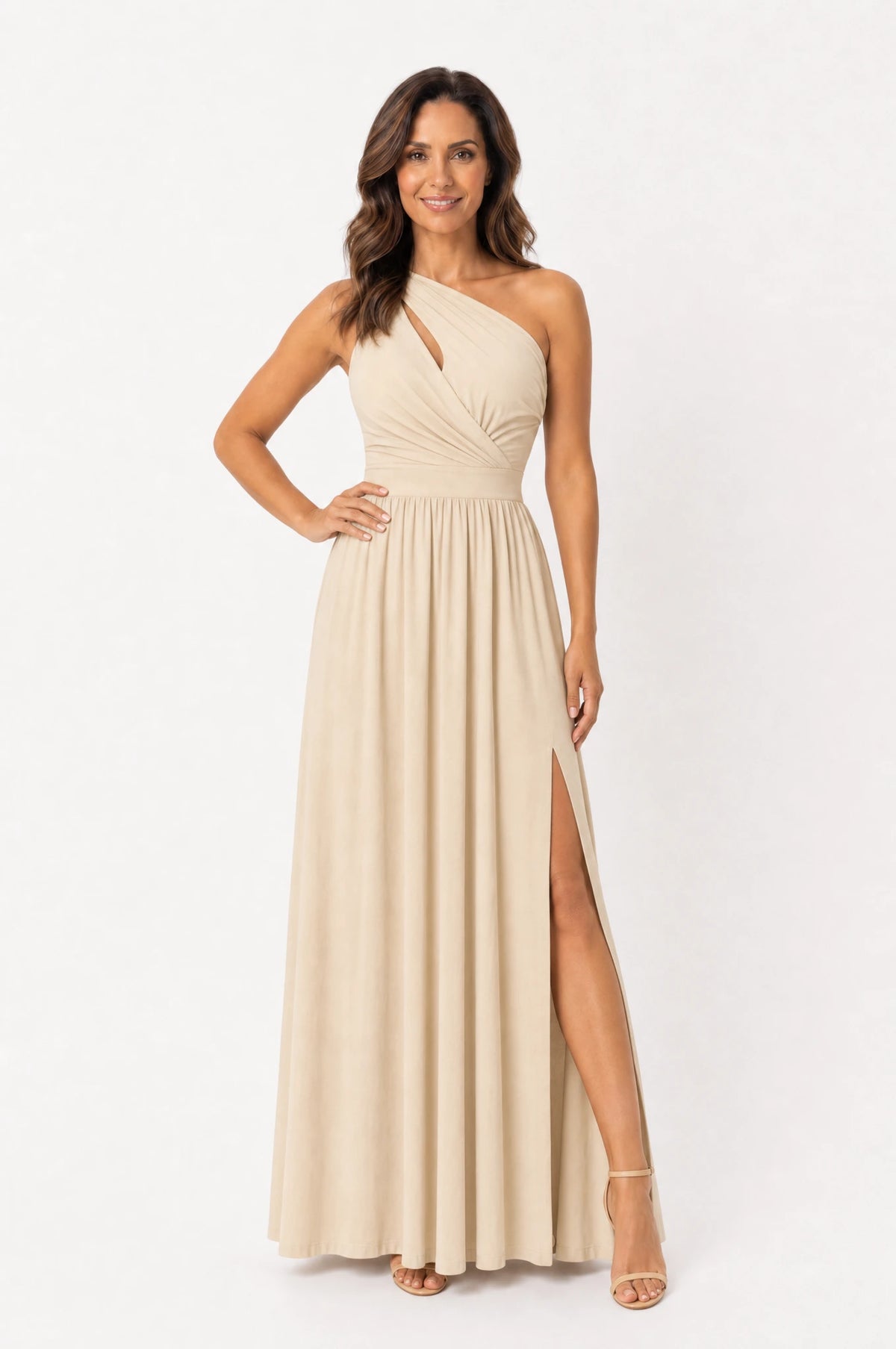Vestido Longo Um Ombro Só Com Fenda Bege - modelo de frente com a mão no quadril