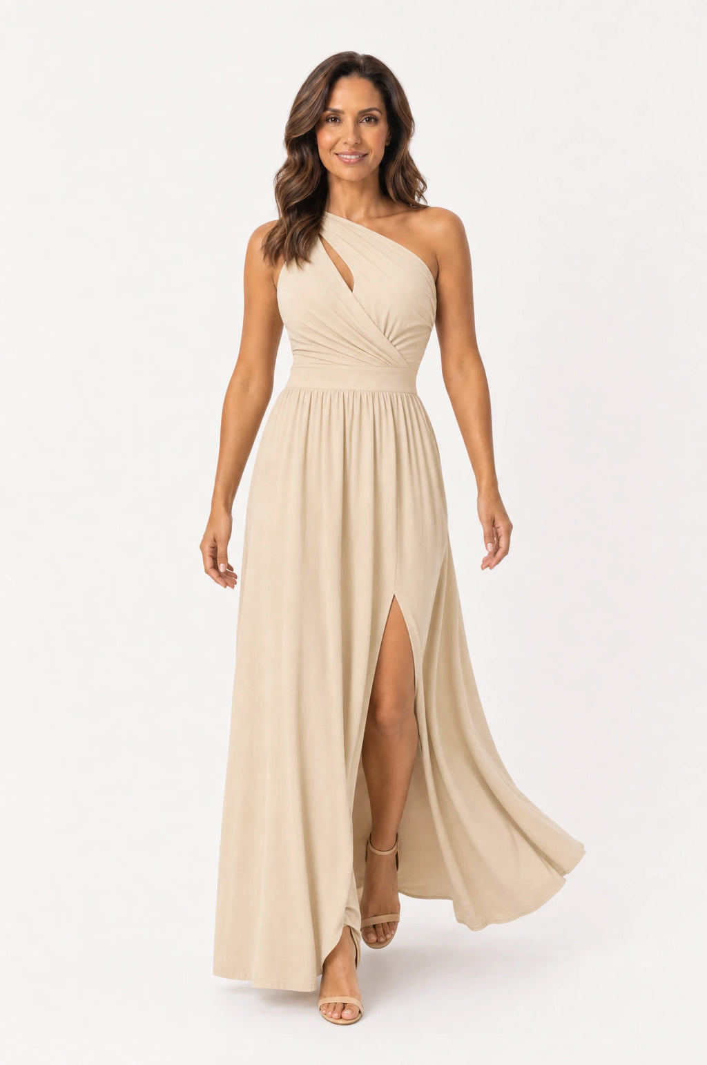 Vestido Longo Um Ombro Só Com Fenda Bege - modelo caminhando, dando um passo à frente