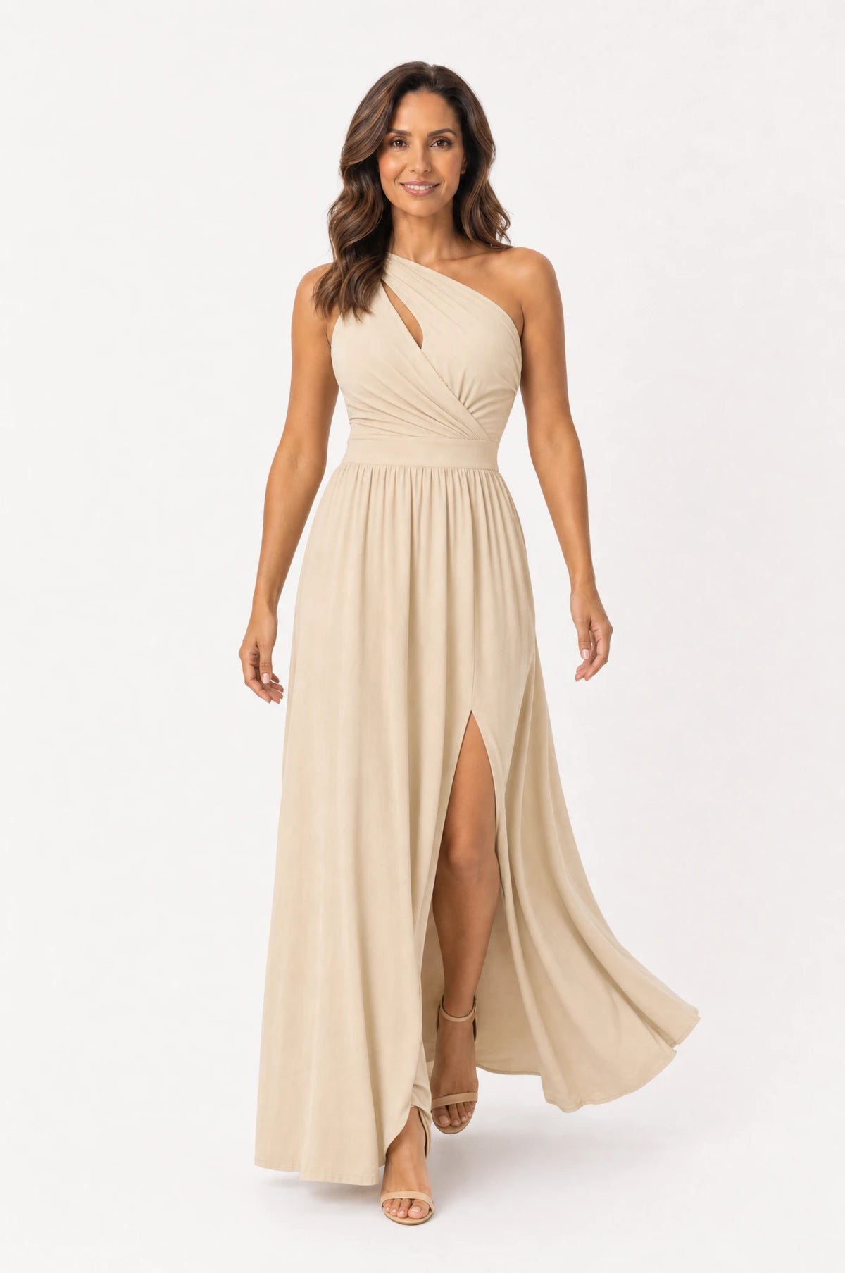 Vestido Longo Um Ombro Só Com Fenda Bege - modelo caminhando, dando um passo à frente