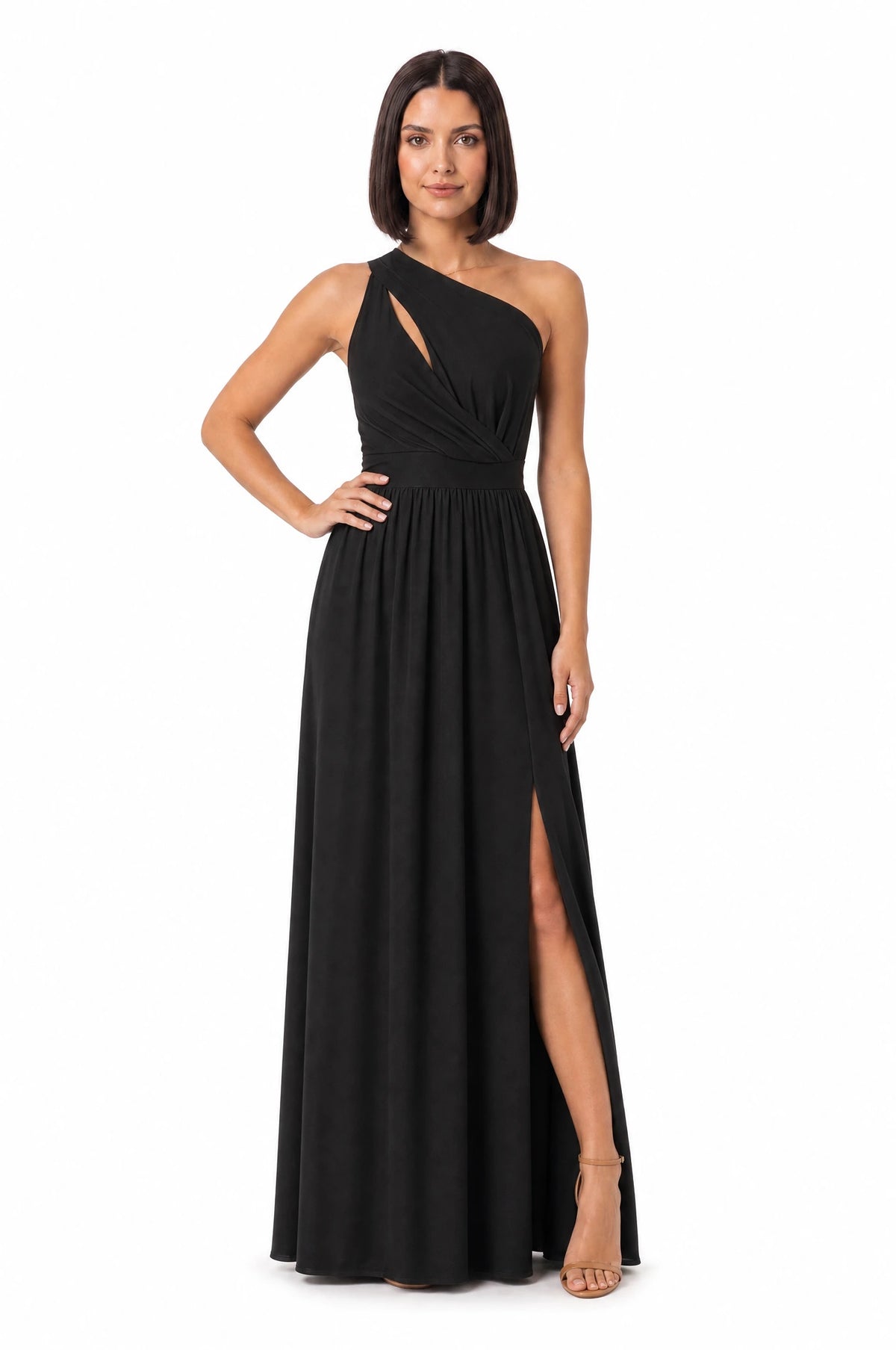 Vestido Longo Um Ombro Só Com Fenda Preto - modelo de frente com a mão no quadril