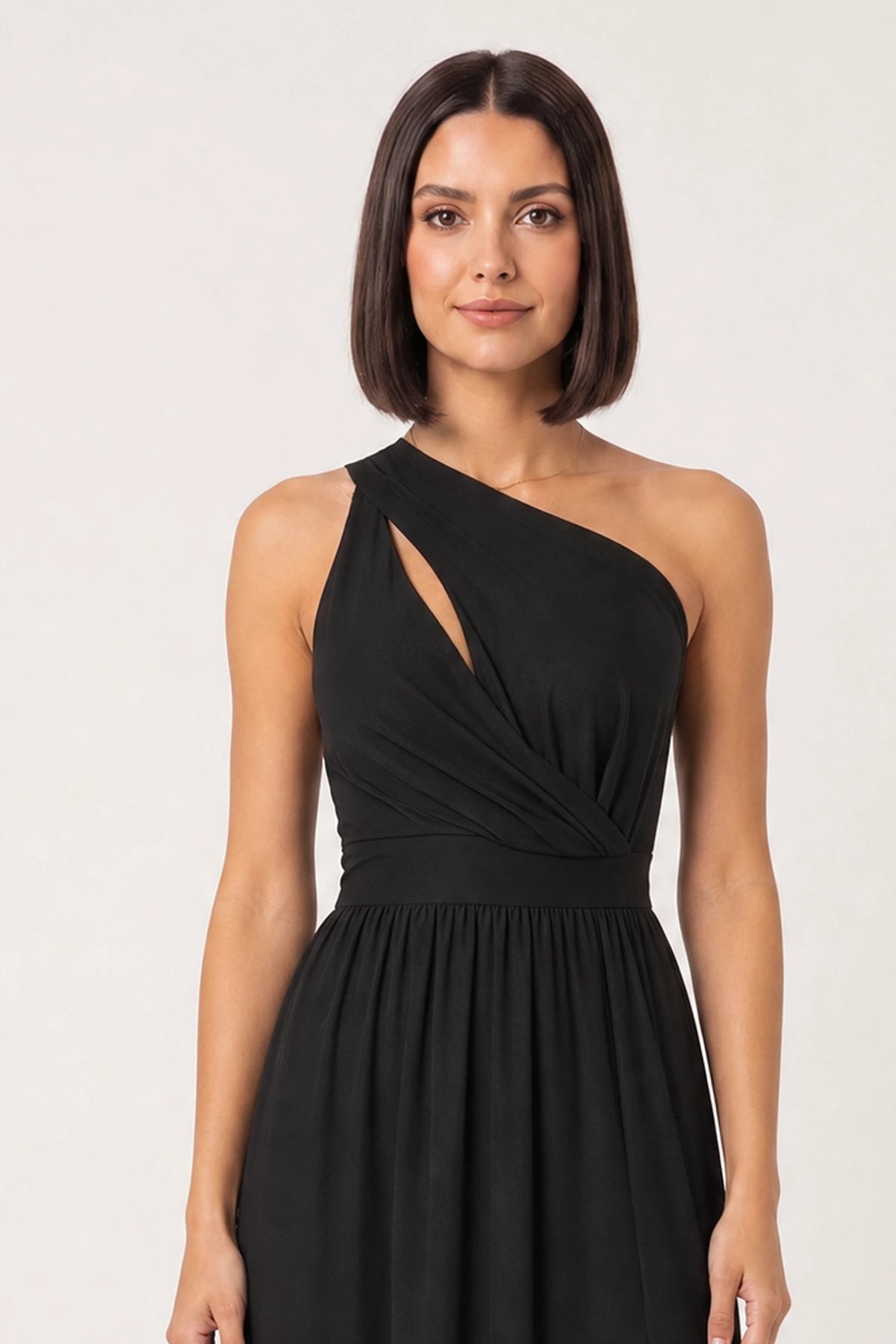 Vestido Longo Um Ombro Só Com Fenda Preto - detalhe aproximado do decote assimétrico e do tecido