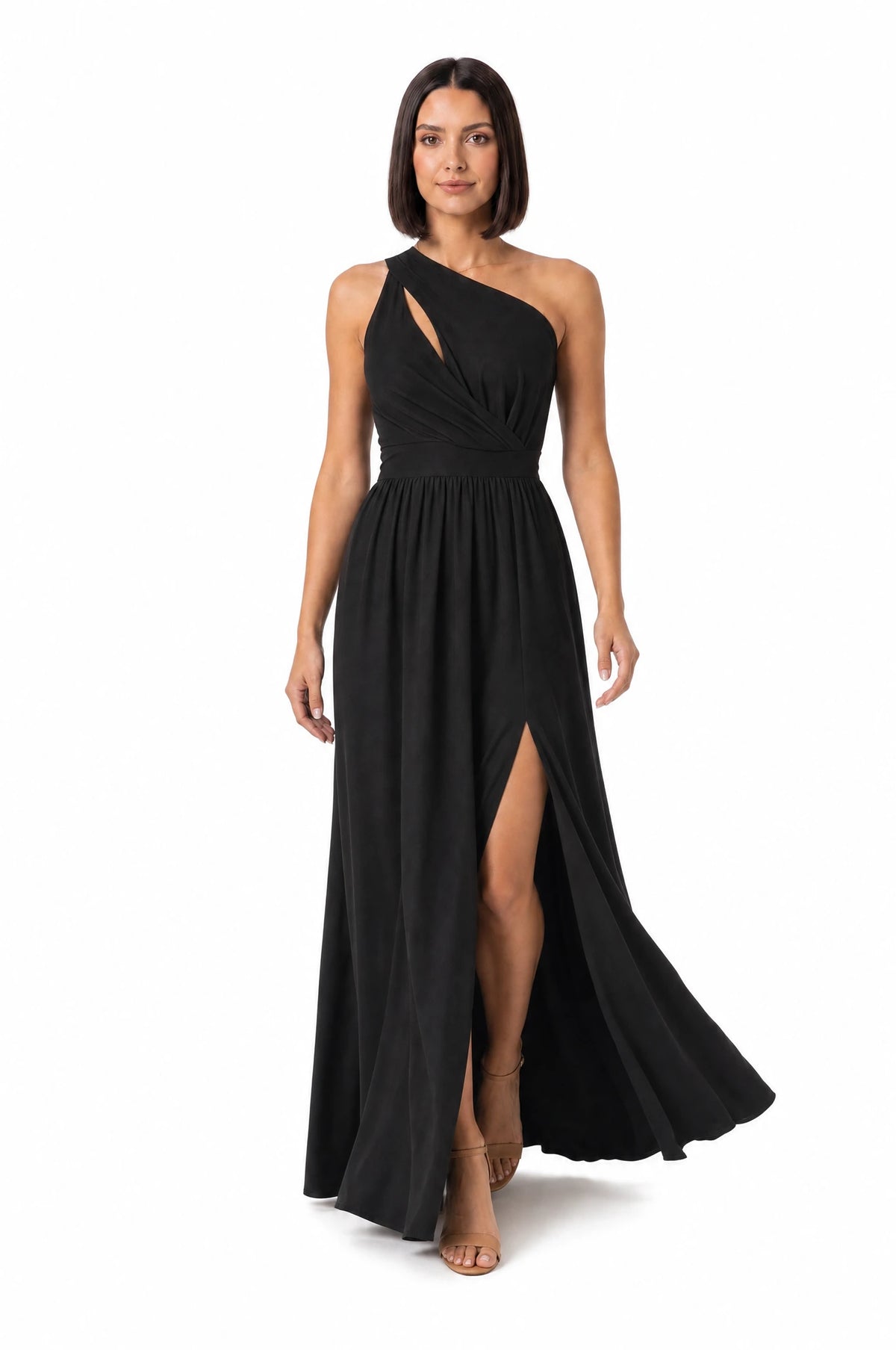 Vestido Longo Um Ombro Só Com Fenda Preto - modelo caminhando, dando um passo à frente