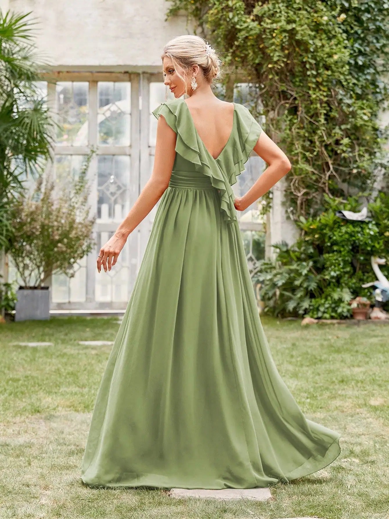 Vestido Longo Verde Fluido com Decote em V e Mangas de Babado visto de costas, com decote em V nas costas e babado nos ombros